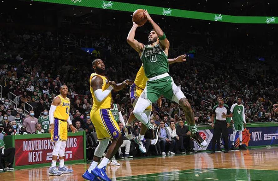 NBA雄鹿补时争议三分绝杀凯尔特人终结六连胜登顶引热议
